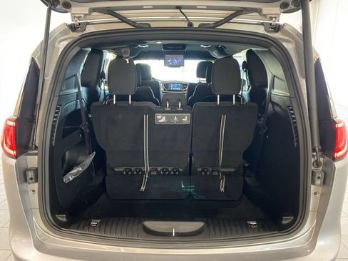 Used 2020 Chrysler Pacifica Touring w/ S Appearance Package FWD image 25