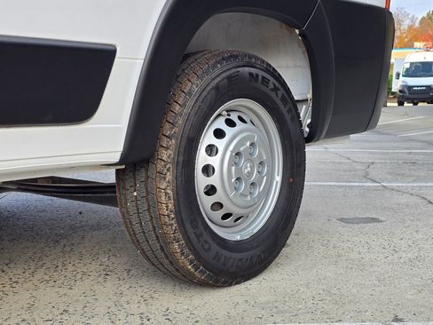 Used 2025 RAM ProMaster 2500 w/ Convenience Group image 12