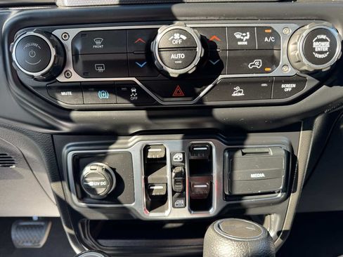 Used 2023 Jeep Wrangler Unlimited AWD/4WD image 17
