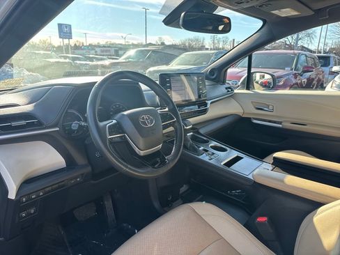 Used 2023 Toyota Sienna Limited image 16