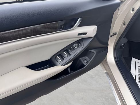 Used 2018 Honda Accord Touring image 16