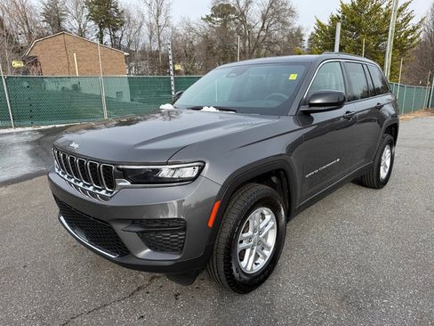 Used 2025 Jeep Grand Cherokee Laredo image 2