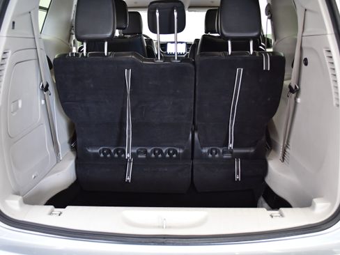 Used 2024 Chrysler Pacifica Touring-L FWD image 8