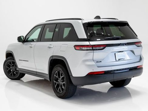 Certified 2024 Jeep Grand Cherokee Altitude AWD/4WD image 32