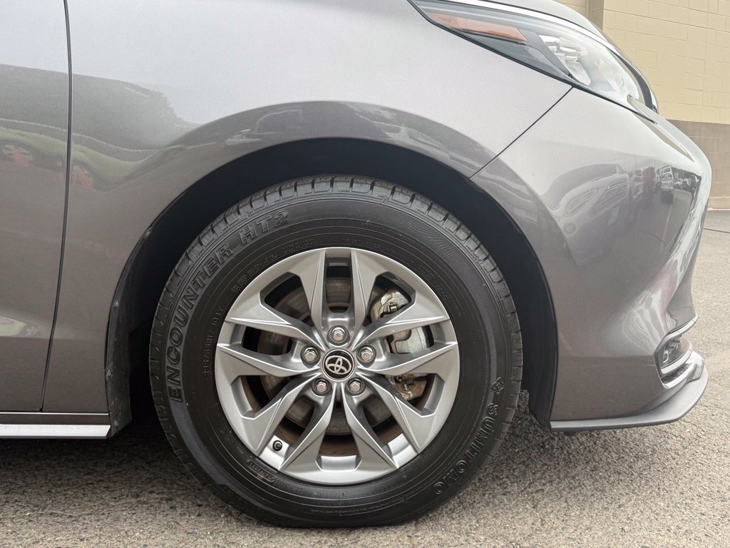 Used 2024 Toyota Sienna LE FWD image 3