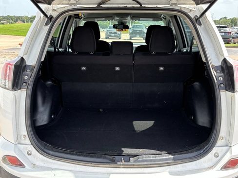 Used 2017 Toyota RAV4 LE AWD/4WD image 6