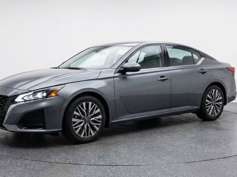 Used 2025 Nissan Altima 2.5 SV image 3