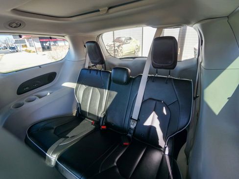Used 2021 Chrysler Pacifica Limited w/ Uconnect Theater Family Group image 37