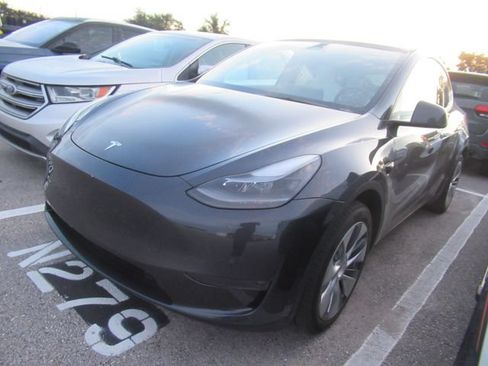 Used 2024 Tesla Model Y Long Range AWD/4WD image 3