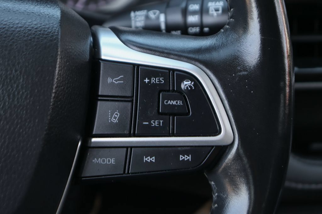 Used 2022 Toyota Highlander XLE FWD image 24
