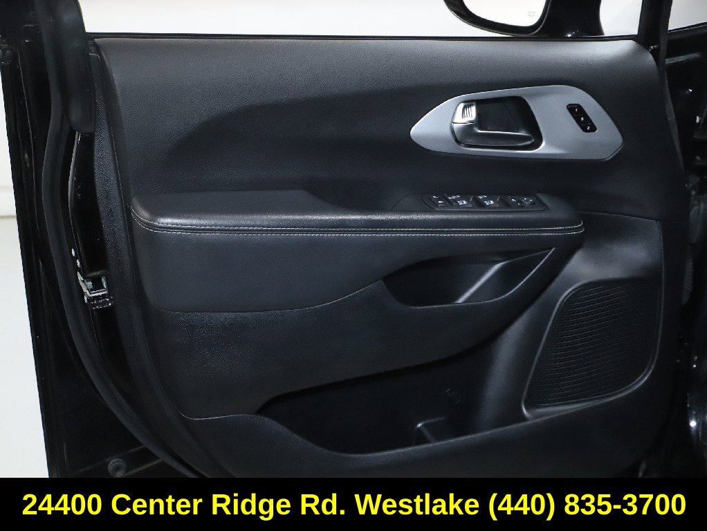 Used 2025 Chrysler Pacifica Limited FWD image 16