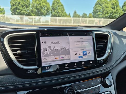 Used 2025 Chrysler Pacifica Select FWD image 17