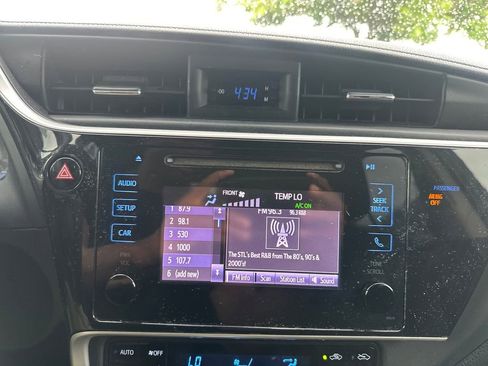 Used 2018 Toyota Corolla LE FWD image 14