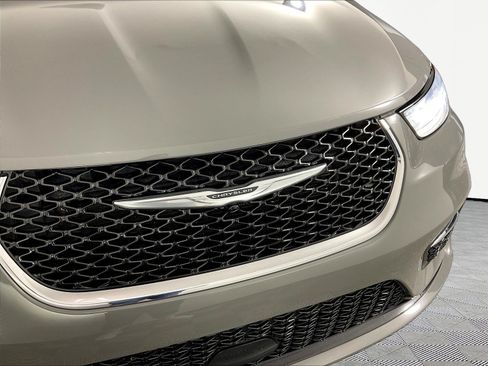 Used 2023 Chrysler Pacifica Touring-L FWD image 33
