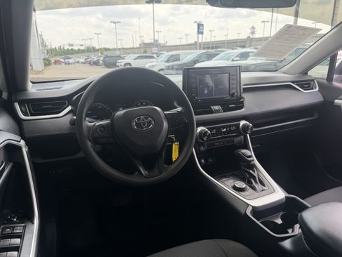 Used 2021 Toyota RAV4 LE AWD/4WD image 29