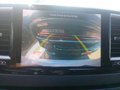 Used 2023 Chrysler Pacifica Touring-L image 19