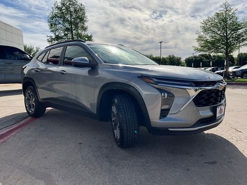 Used 2025 Chevrolet Trax LT image 4