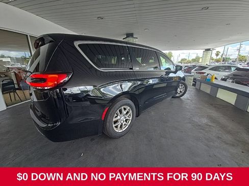 Used 2025 Chrysler Pacifica Select FWD image 3