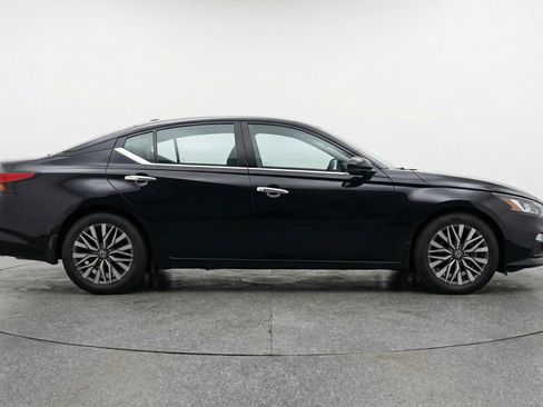 Used 2025 Nissan Altima 2.5 SV FWD image 11