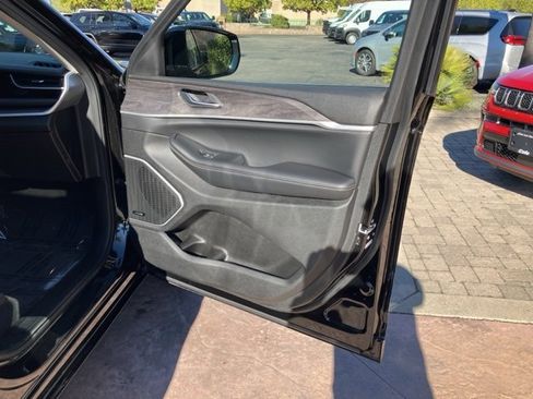 Used 2023 Jeep Grand Cherokee 30th Anniversary image 28