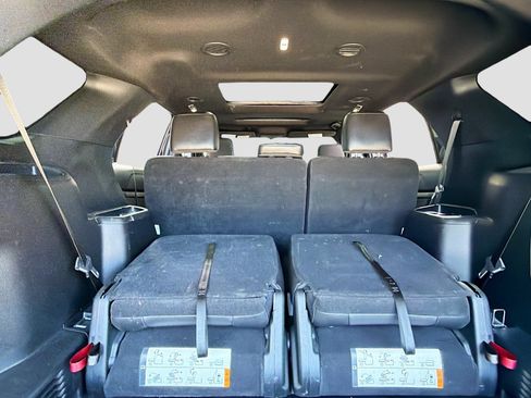 Used 2018 Ford Explorer XLT w/ Equipment Group 202A FWD image 18