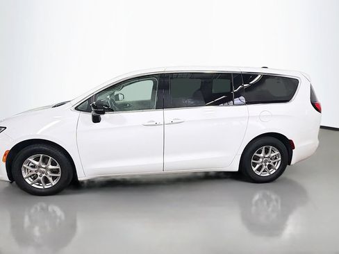 Used 2024 Chrysler Pacifica Touring-L FWD image 6