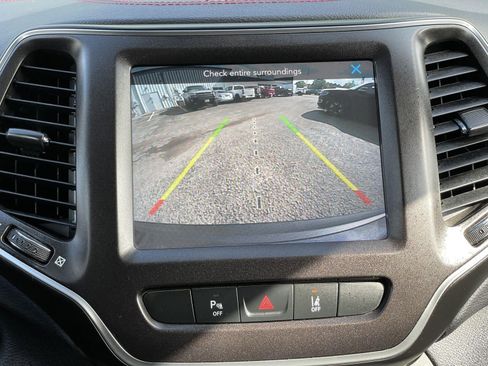 Used 2021 Jeep Cherokee Trailhawk AWD/4WD image 23