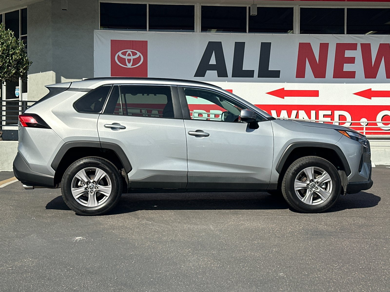 Used 2025 Toyota RAV4 XLE AWD/4WD image 6