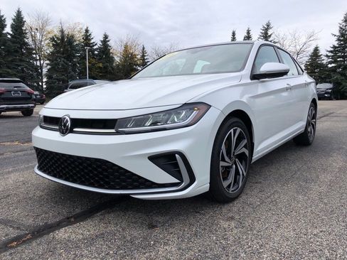 Used 2025 Volkswagen Jetta SEL image 3