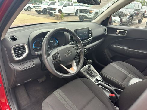 Used 2025 Hyundai Venue SEL FWD image 12