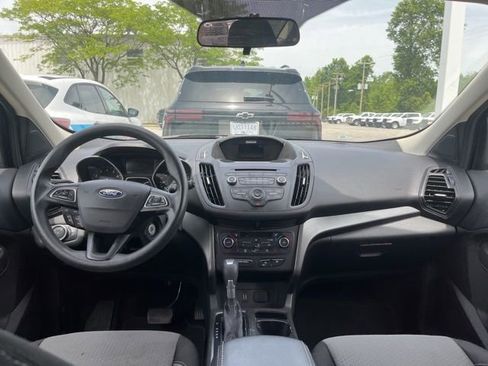 Used 2017 Ford Escape SE w/ SE Cold Weather Package FWD image 2