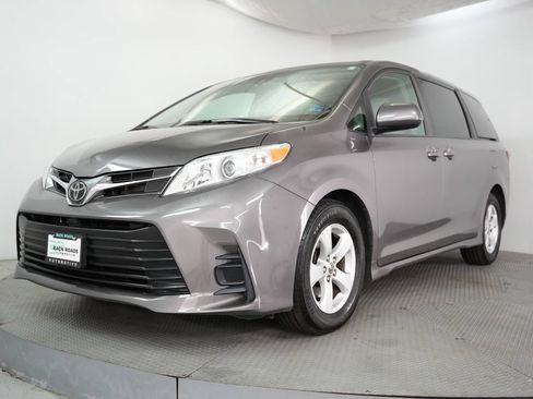 Used 2020 Toyota Sienna LE FWD image 3