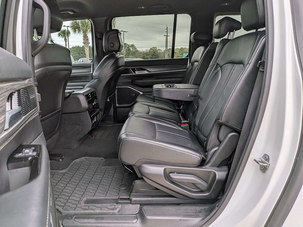 Used 2024 Jeep Wagoneer L Series II w/ Flexible Seating Group RWD image 16