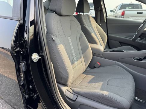 Used 2021 Hyundai Elantra SE FWD image 6