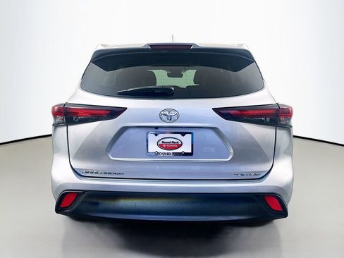 Certified 2024 Toyota Highlander XLE image 6