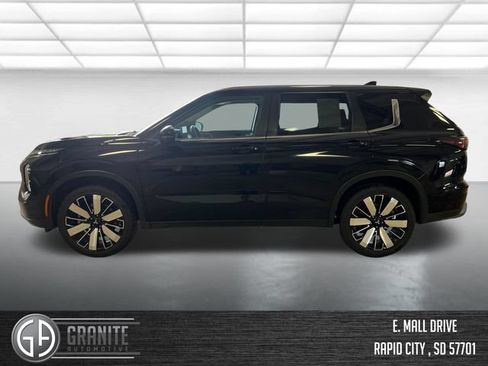 Used 2025 Mitsubishi Outlander SE FWD image 3