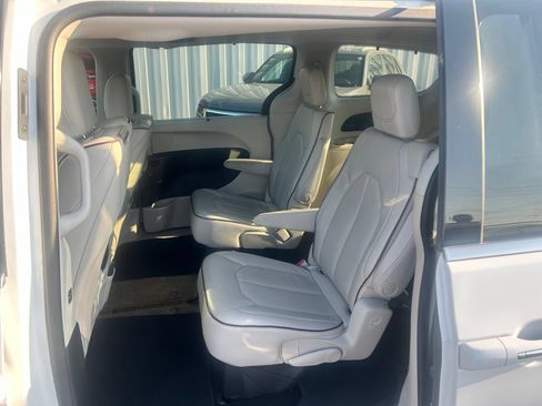 Used 2017 Chrysler Pacifica Limited w/ UConnect Theater Package FWD image 19