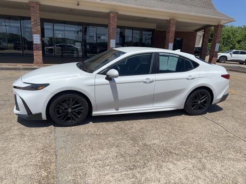 Used 2025 Toyota Camry SE FWD image 1