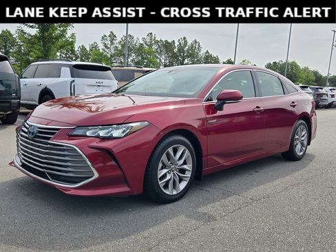 Used 2021 Toyota Avalon XLE FWD image 3