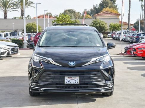 Used 2021 Toyota Sienna XLE w/ XLE Plus Package image 2