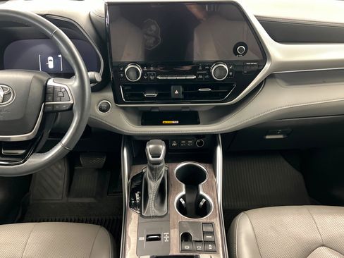 Used 2023 Toyota Highlander Platinum FWD image 14