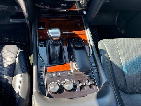 Used 2019 Lexus LX 570 4WD w/ Luxury Package image 16