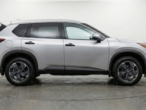 Used 2025 Nissan Rogue SV FWD image 11