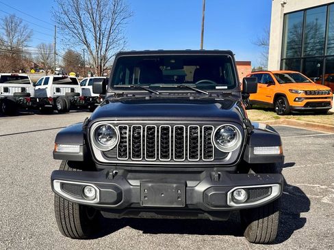 Used 2025 Jeep Wrangler Sahara image 3