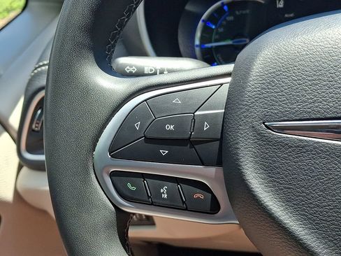Used 2023 Chrysler Pacifica Touring-L FWD image 21