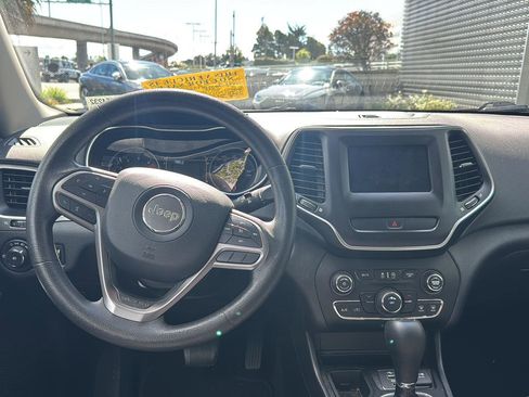 Used 2019 Jeep Cherokee Latitude w/ Popular Appearance Group image 9