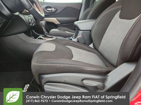 Certified 2018 Jeep Cherokee Latitude w/ Altitude Package FWD image 20