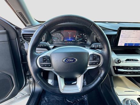Used 2022 Ford Explorer XLT image 29