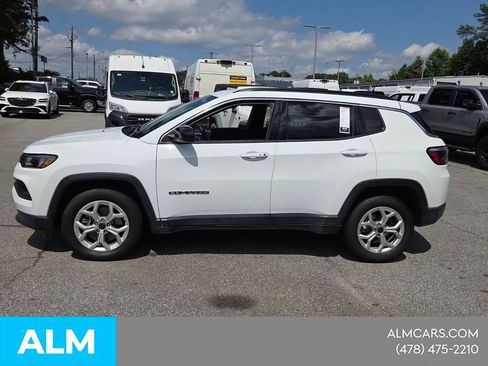 Used 2025 Jeep Compass Latitude AWD/4WD image 4