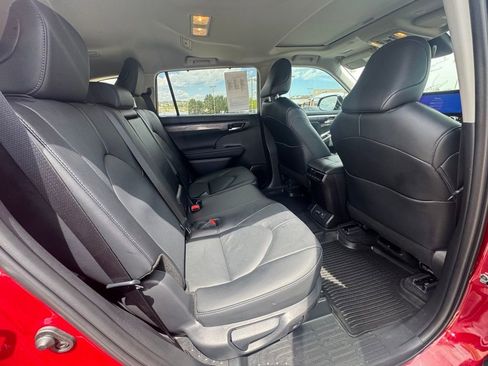 Used 2025 Toyota Highlander Limited AWD/4WD image 16